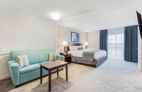 Blue Ash Hotel | Room Great for Exploring Cincinnati with Complimentary Hot Breakfast