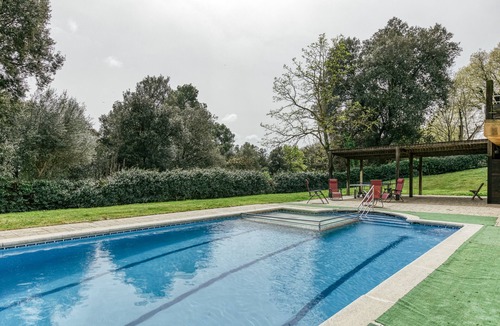Pujals dels Pagesos Apartment | Room 'Gregal' with Shared Pool, Wi-Fi and Air Conditioning