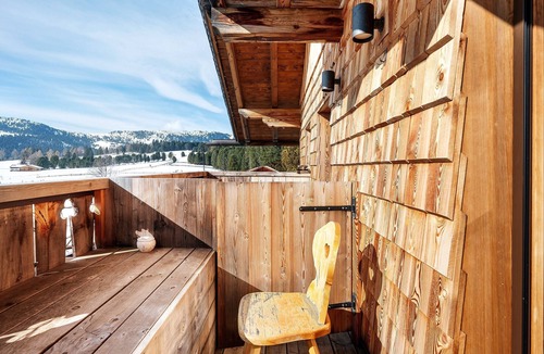 Villandro Apartment | Room 'Grün' with Shared Terrace, Shared Garden and Wi-Fi