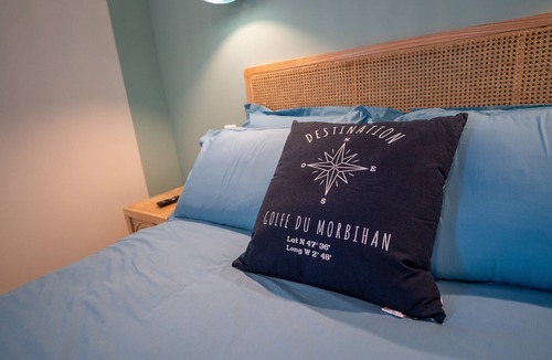 Ploeren Bed & Breakfast | Room 'Houat' with Shared Terrace, Wi-Fi, and Air Conditioning