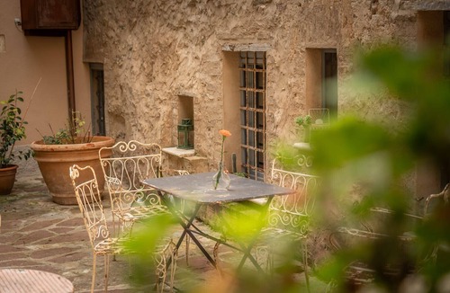 Campiglia d'Orcia Apartment | Room 'Il Castellare' with Shared Garden, Wi-Fi and Air Conditioning