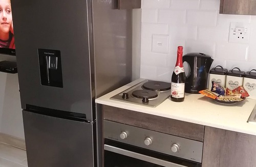Kempton Park House | Room-immaculate and Beautiful Chalet - f