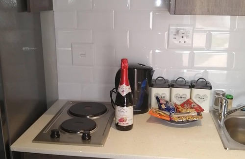 Kempton Park House | Room-immaculate and Beautiful Chalet - f