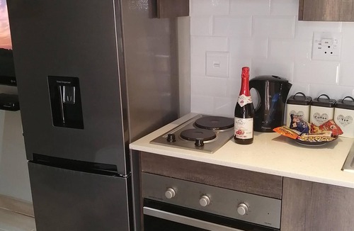 Kempton Park House | Room-immaculate and Beautiful Chalet - f