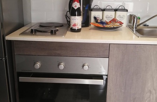 Kempton Park House | Room-immaculate and Beautiful Chalet - f
