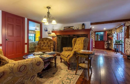 Chester Depot Bed & Breakfast | Room in Historic Inn! 20 Minutes to Okemo!