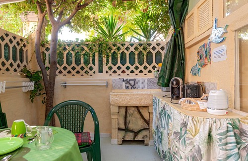 Vada Apartment | Room 'La Stanza Verde Degli Artisti' with Private Garden and Wi-Fi