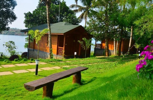 Vazhavatta Hotel | Room-lakerose Wayanad Resort