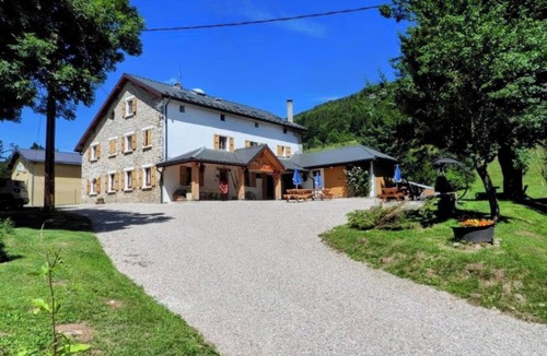 Vassieux-en-Vercors Apartment | Room 'Les Carlines 5' with Mountain View, Shared Terrace and Wi-Fi
