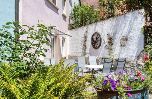 Iphofen Apartment | Room 'Lutz - Zimmer 1' with Shared Terrace, Shared Garden and Wi-Fi