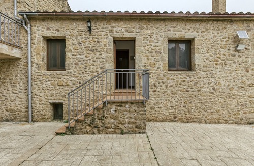 Pujals dels Pagesos Apartment | Room 'Mestral' with Shared Pool, Wi-Fi and Air Conditioning