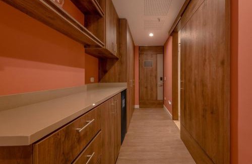 Los Naranjos Apartment | Room Modern Elegance Just Steps from El Tesoro 306