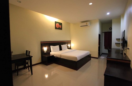 Chumphon Hotel | Room Place
