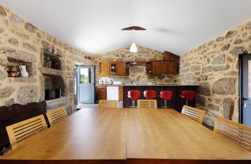 Rossas Apartment | Room 'Quarto 4' with Mountain View, Wi-Fi and Air Conditioning