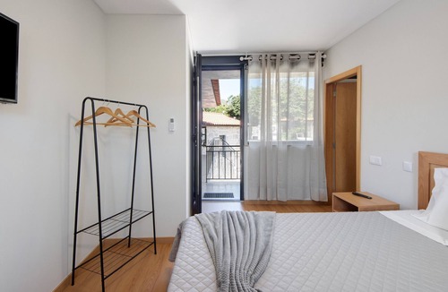Rossas Apartment | Room 'Quarto 5' with Mountain View, Wi-Fi and Air Conditioning