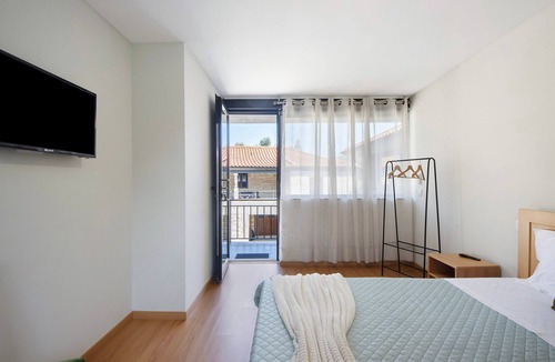 Rossas Apartment | Room 'Quarto 8' with Mountain View, Wi-Fi and Air Conditioning