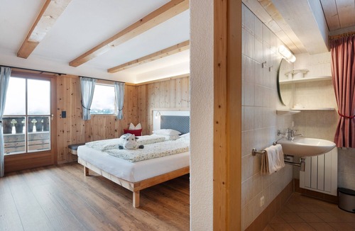 Villandro Apartment | Room 'Rot' with Shared Terrace, Shared Garden and Wi-Fi