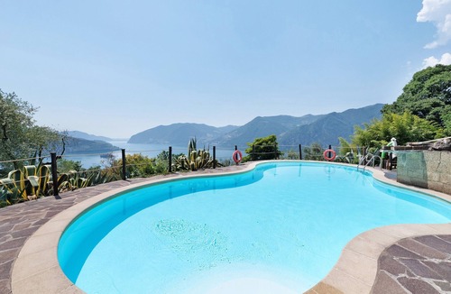 Marone Apartment | Room 'Stanza 4' with Mountain View, Wi-Fi and Air Conditioning
