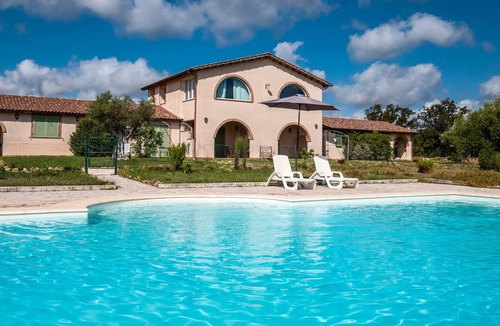 Manciano Apartment | Room 'Timo' with Shared Pool, Wi-Fi and Air Conditioning