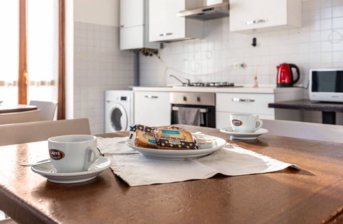 Pizzoletta Apartment | Room 'Tripla' with Shared Terrace, Wi-Fi and Air Conditioning