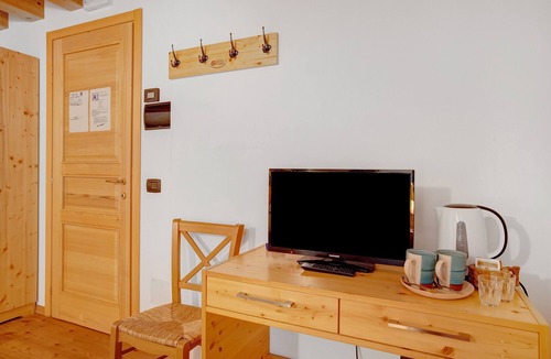 Torgnon Apartment | Room 'Tsamos' with Shared Terrace, Shared Garden and Wi-Fi