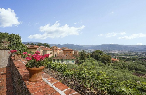 Montecarlo Apartment | Room 'Vaniglia Double - First Floor' with Shared Terrace and Wi-Fi