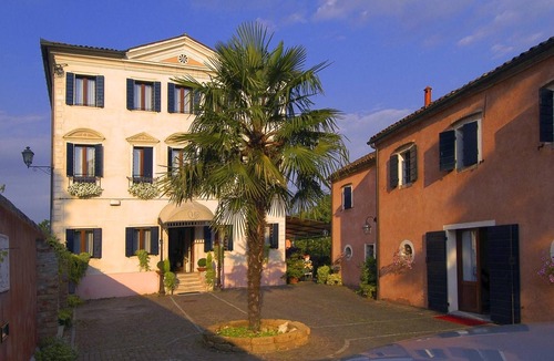 Dolo Apartment | Room 'Villa Goetzen - Camera Quadrupla' with Wi-Fi and Air Conditioning