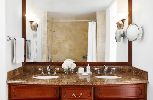 Irvington Hotel | Room w/King Bed, Patio + Free Parking, Seasonal Pool, Courtyard & Marina