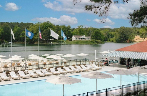 Irvington Hotel | Room w/King Bed, Patio + Free Parking, Seasonal Pool, Courtyard & Marina