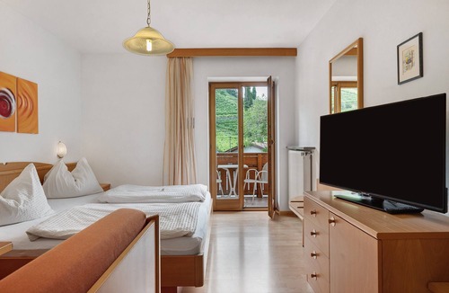 Castelvecchio Alto Apartment | Room 'Weinbergblick' with Mountain View, Shared Pool and Wi-Fi
