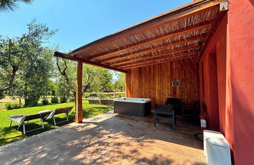 Pontedera Other | Room with a kitchenette and a hot tub on the veranda; garden with lounge chairs