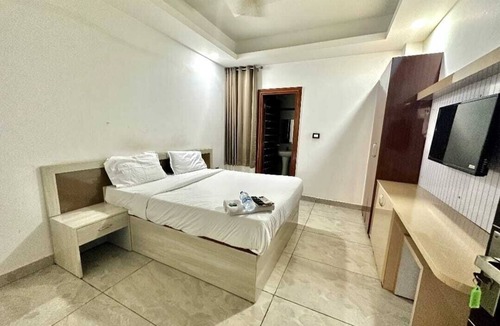 Gurugram Apartment | Room with attach washroom near golf course road