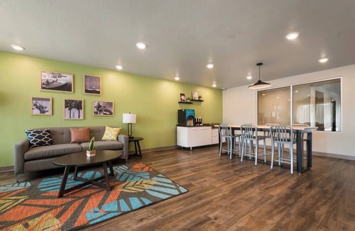 Rockledge Hotel | Room with Kitchen Near Cocoa Beach & Kennedy Space Center – Just 14 Miles Awa