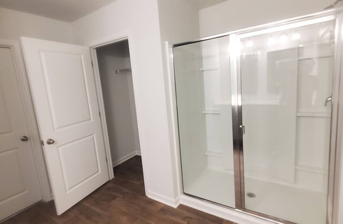 Port Wentworth House | Room with private bathroom for rent for long periods.