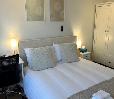 Windsor House | Room with private bathroom 5 min to Legoland & Windsor Castle - free parking and EV plug