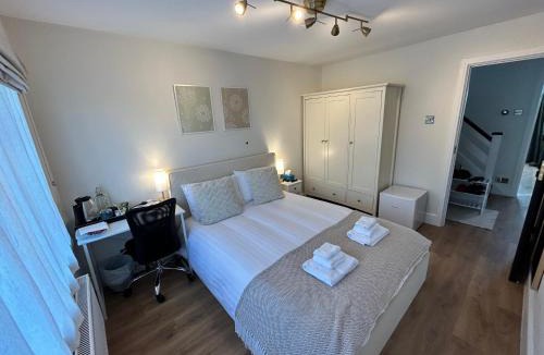 Windsor House | Room with private bathroom 5 min to Legoland & Windsor Castle - free parking and EV plug