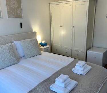 Windsor House | Room with private bathroom 5 min to Legoland & Windsor Castle - free parking and EV plug