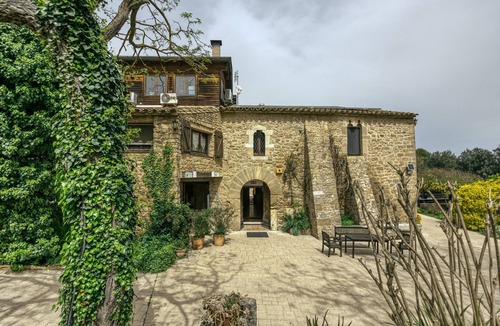 Pujals dels Pagesos Apartment | Room 'Xaloc' with Shared Pool, Wi-Fi and Air Conditioning