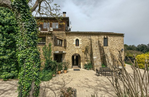 Pujals dels Pagesos Apartment | Room 'Xaloc' with Shared Pool, Wi-Fi and Air Conditioning