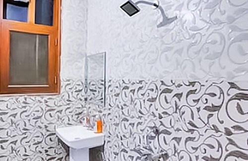 Noida Hotel | Roomshala 117 Shubham residency