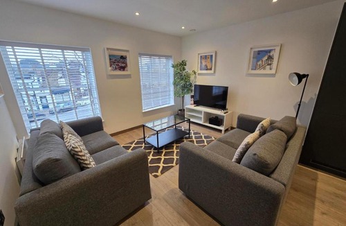 Thames Ditton Apartment | Roomspace Serviced Apartments - Harvest Lane