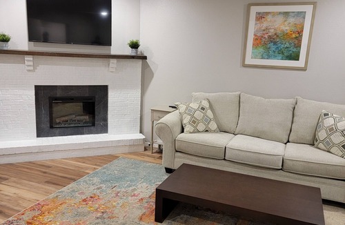 Coralville House | Roomy 3 Story Duplex Close To Mall, Restaurants, UI Hospital and Sport Arenas