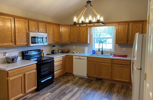 Jeffersonville House | Roomy home in River Ridge area of Jeffersonville