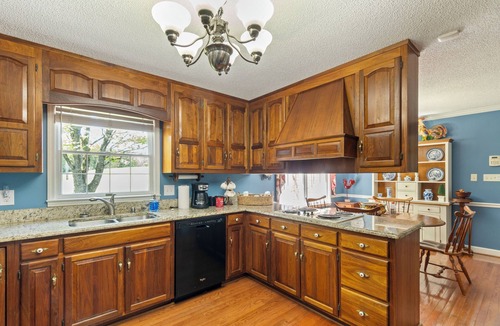 Athens House | Roomy - Sunroom - Near Wedding Venues - 9 Acres