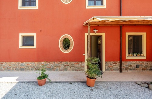 Montecarlo Apartment | 'Rosa Bianca' Room with Shared Pool, Wi-Fi and Air Conditioning