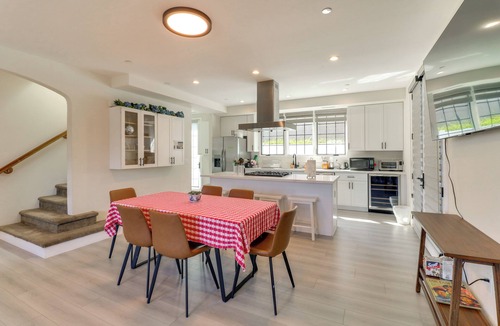 Pasadena House | Rose Bowl, Bright Pasadena Home Steps to Old Town
