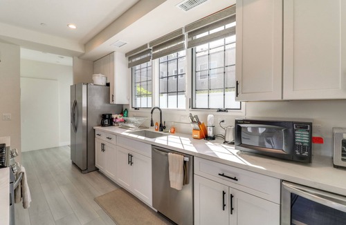 Pasadena House | Rose Bowl, Bright Pasadena Home Steps to Old Town