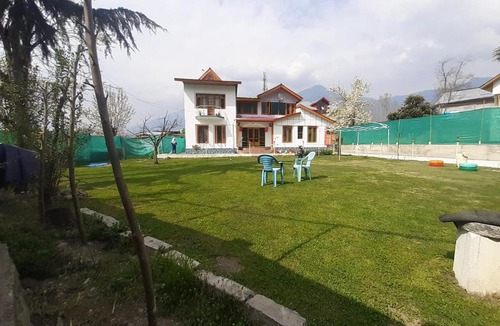 Brein House | Rose Bowl Guest House Home Stay