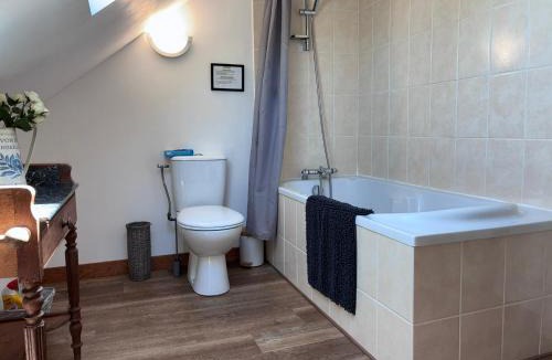 Le Mesnil-Gilbert House | Rose Cottage with seasonal Swimming Pool