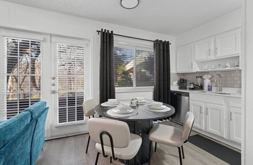 West Campus Apartment | Rose Suite - Sleeps 6!| Great for F1 and Longhorns